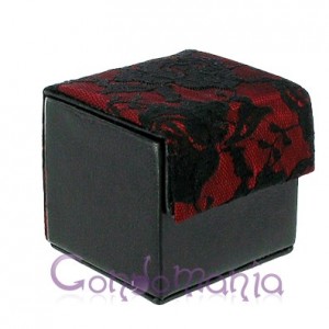 Odinė prezervatyvų dėžutė (juoda/raudoni neriniai)